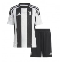 Maglia Calcio Juventus Weston McKennie #22 Prima Divisa Bambino 2025-26 Manica Corta (+ pantaloncini)